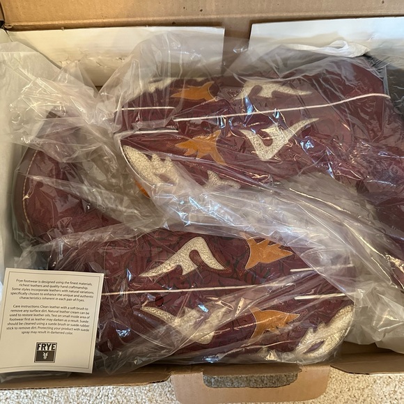 These gorgeous Frye Lily Lizard cowboy boots will be the star in your closet. - Picture 7 of 8